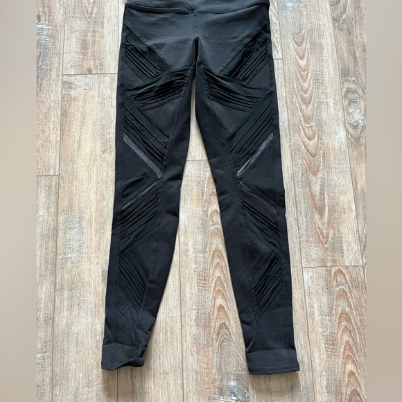 ALO yoga mesh yoga pants - Picture 2 of 5